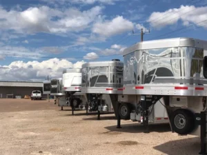 Read more about the article Bumper Pull vs. Gooseneck Trailers: Which One is Right for You?