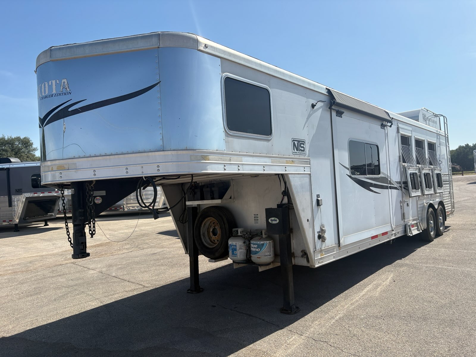 2014 Lakota Trailers Charger 3 Horse Slant Load 11' Living Quarters